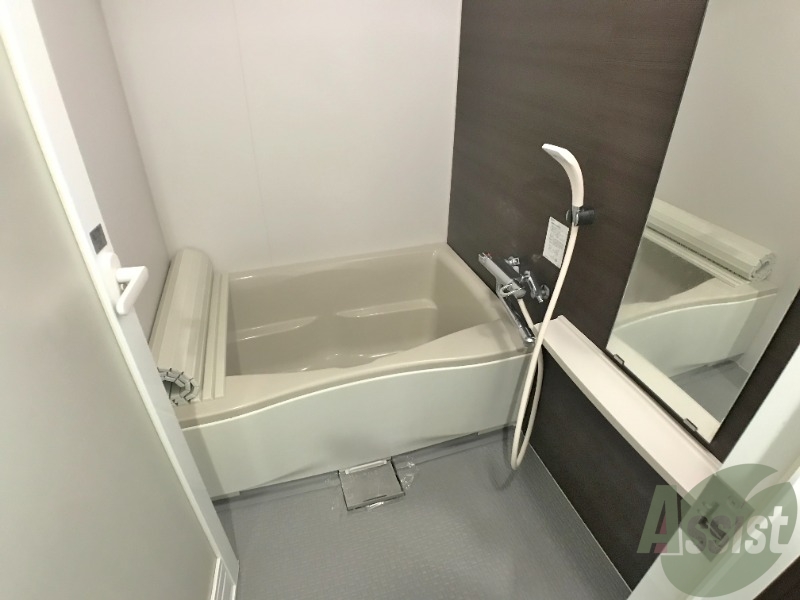 バス・シャワールーム　浴室は広めなのでゆったり落ち着けそうですね。