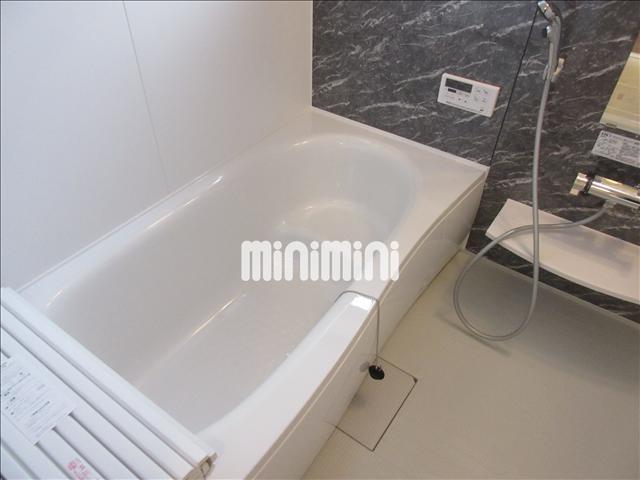 バス・シャワールーム　窓があり換気が取れるバスルーム