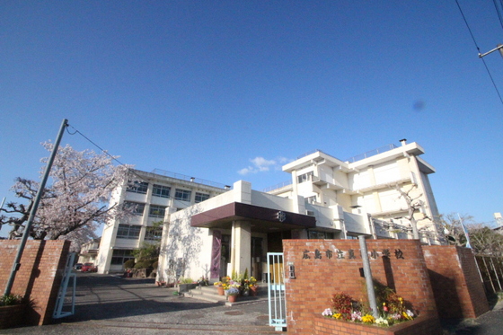 小学校　広島市立真亀小学校（小学校）まで370m