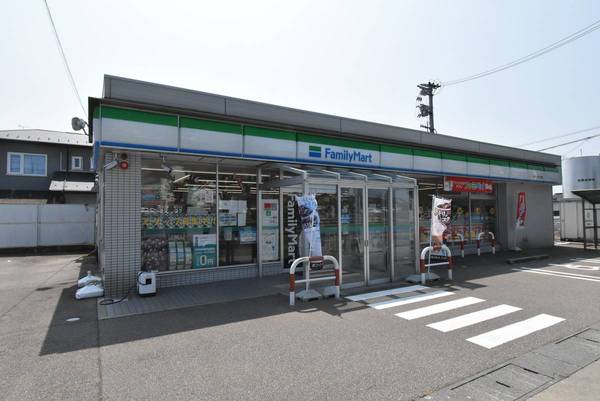 コンビニ　ファミリーマート（コンビニ）まで650m