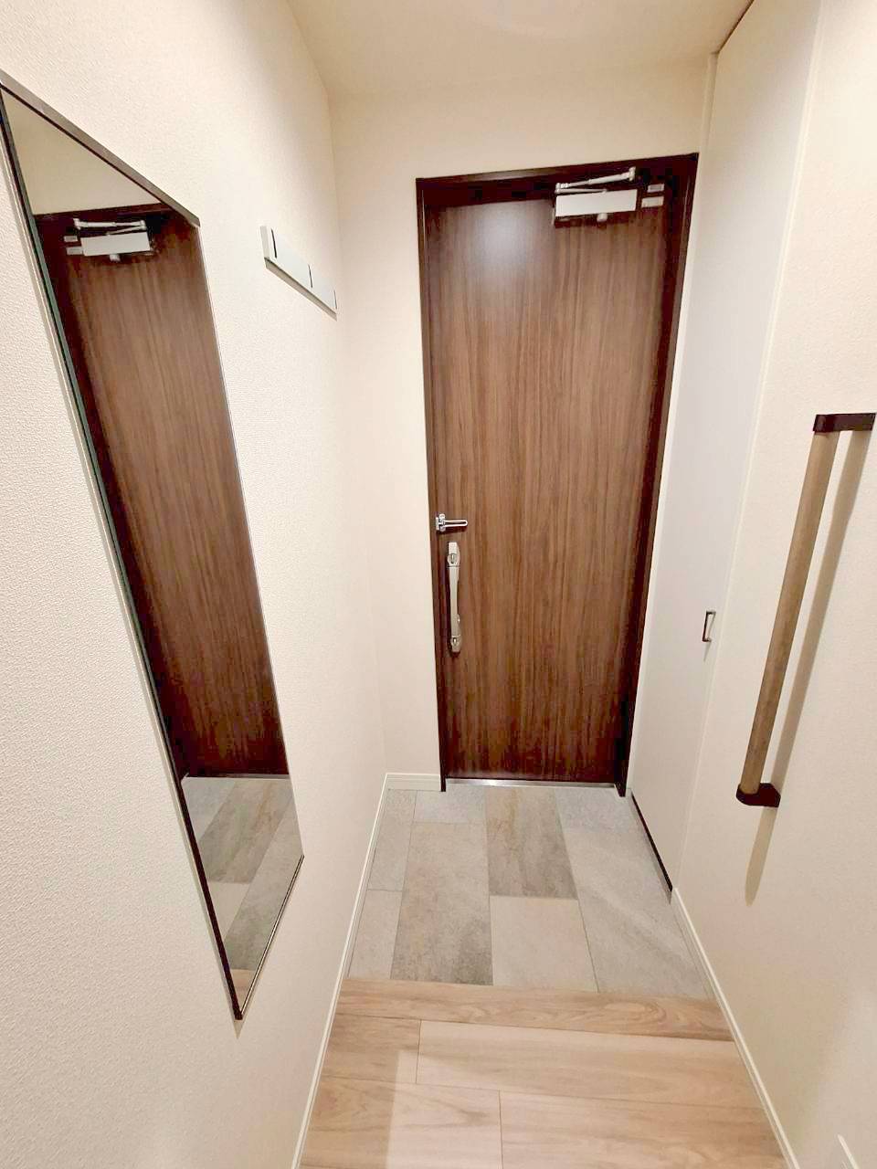 玄関　玄関に姿見あり