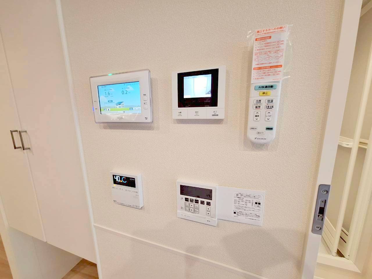 セキュリティ　床暖房リモコンとカラーモニターホンと太陽光発電モニター