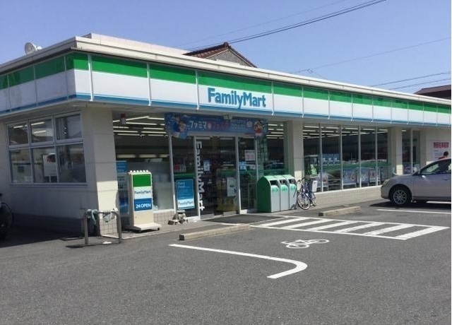 コンビニ　ファミリーマート（コンビニ）まで450m
