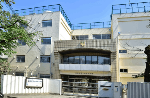 中学校　世田谷区立駒留中学校（中学校）まで610m