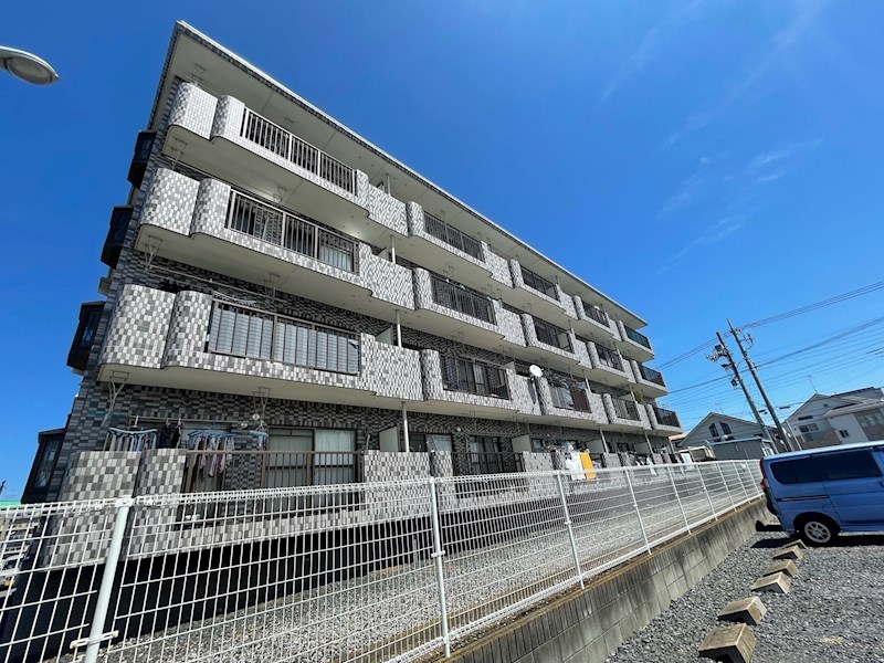 建物外観　スーパーがすぐそばでラクラクお買い物！
