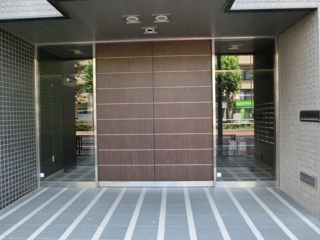 エントランス　オートロック付きのエントランス