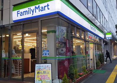 コンビニ　ファミリーマート 四谷四丁目店（コンビニ）まで85m