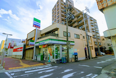 コンビニ　ファミリーマート 中央市場前店（コンビニ）まで252m