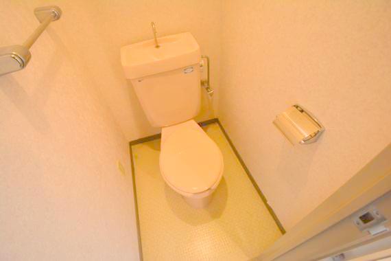 トイレ　白くてピカピカのトイレですね。お掃除もしやすいです。