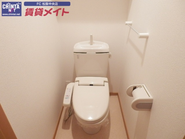トイレ　同型、反転タイプの部屋写真です