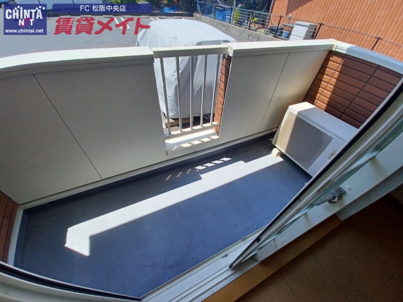 バルコニー　同型、反転タイプの部屋写真です