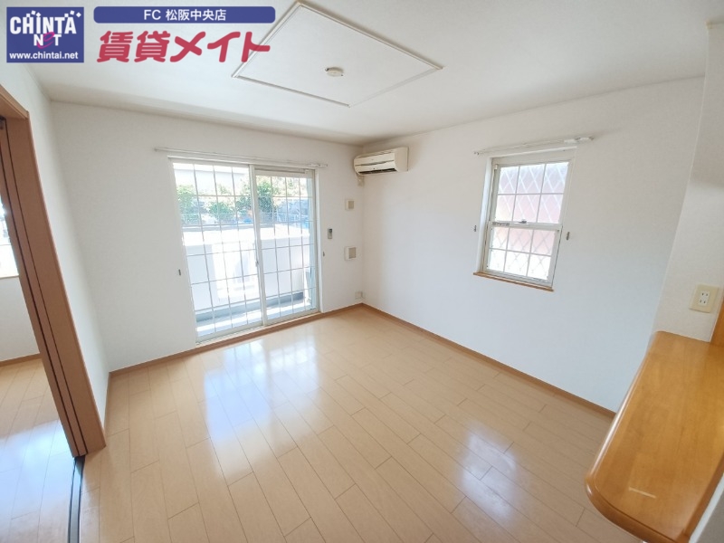 居室・リビング　同型、反転タイプの部屋写真です