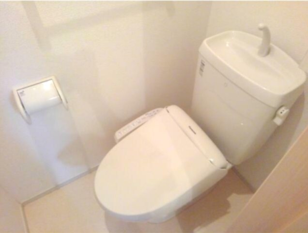トイレ　落ち着いた色調のトイレです
