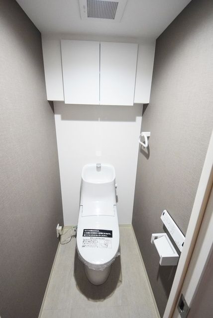 トイレ　ウォシュレット完備・収納棚ございます