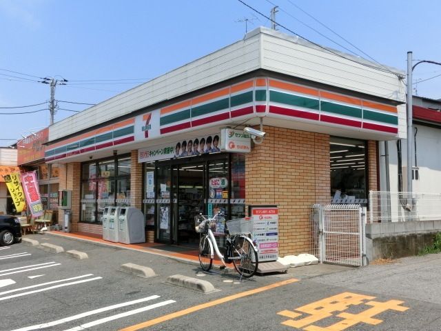コンビニ　セブンイレブン（コンビニ）まで220m
