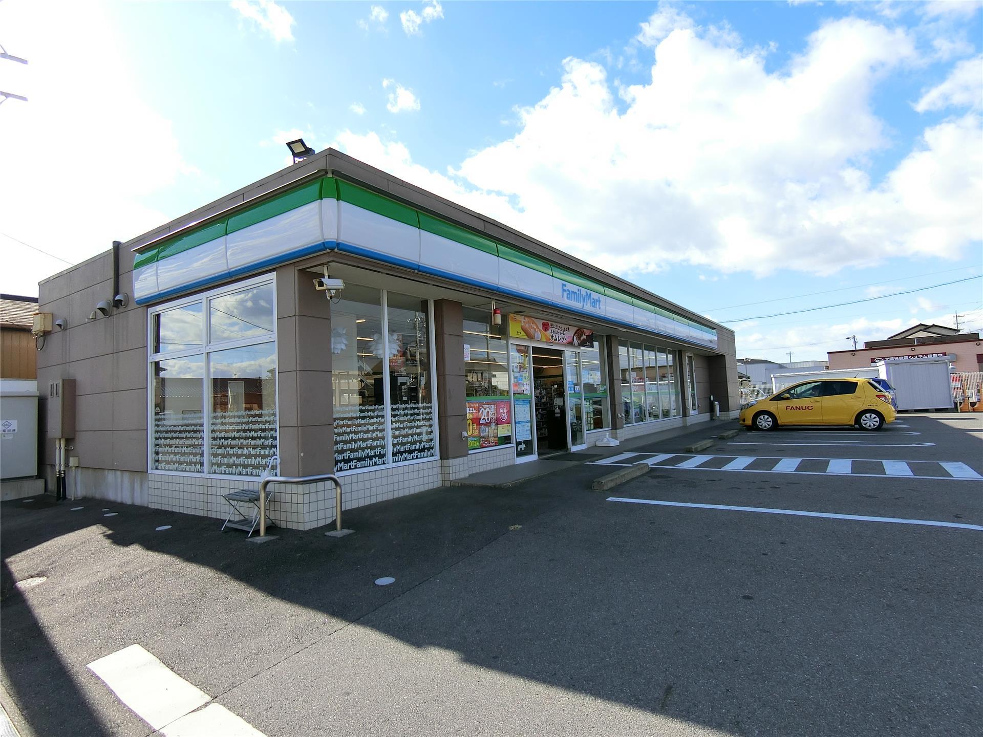 コンビニ　ファミリーマート一色前新田店（コンビニ）まで205m