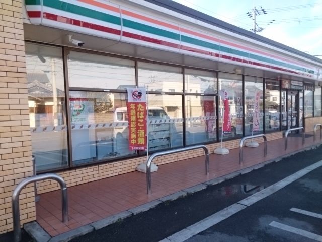 コンビニ　セブンイレブン様（コンビニ）まで950m