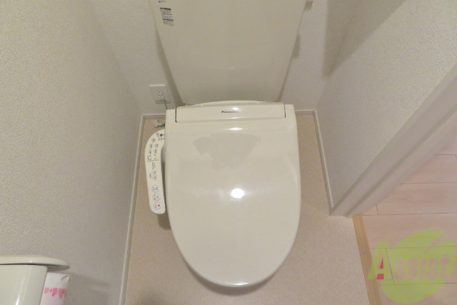 トイレ　ウォッシュレットが付いていますので、使いやすいですね。