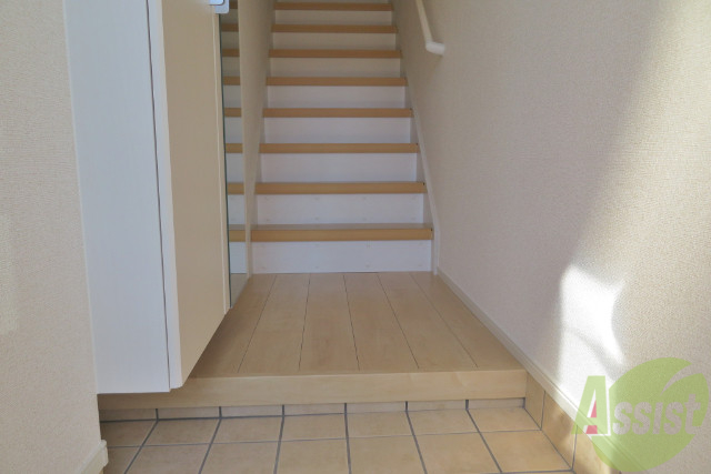 玄関　玄関からはお部屋がすぐに見えないので安心です。