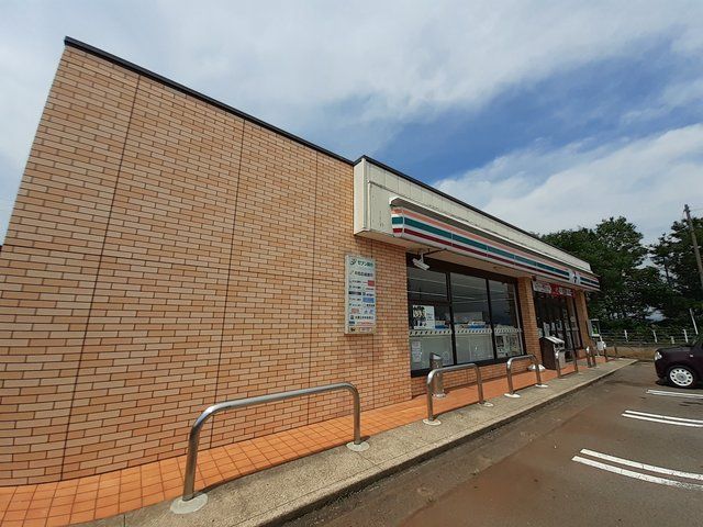 コンビニ　セブンイレブン上越子安店（コンビニ）まで1000m