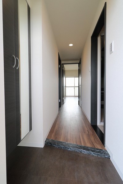 玄関　シックな色調のお部屋です。