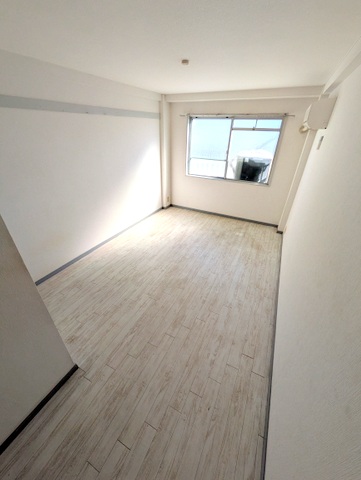 居室・リビング　広々としたシンプルなお部屋