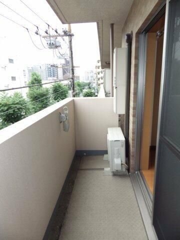 バルコニー　バルコニーでお布団干せます！