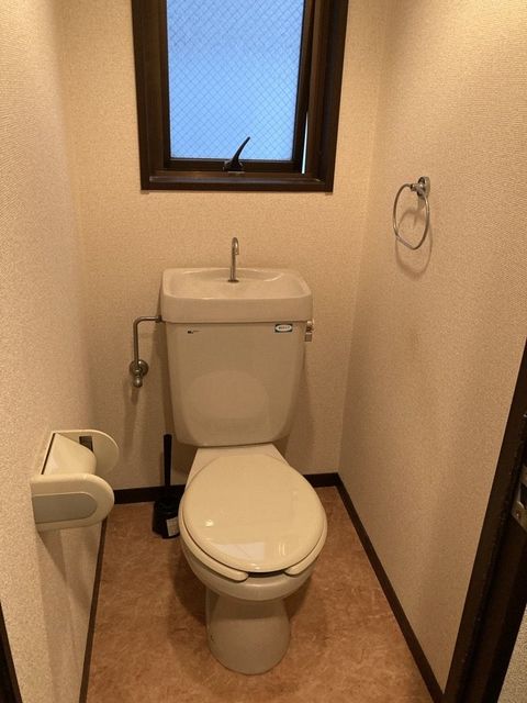 トイレ　【トイレ】窓付きです！