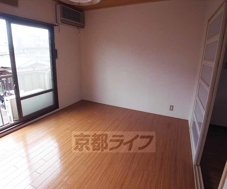 居室・リビング　綺麗なフローリングの洋室です。