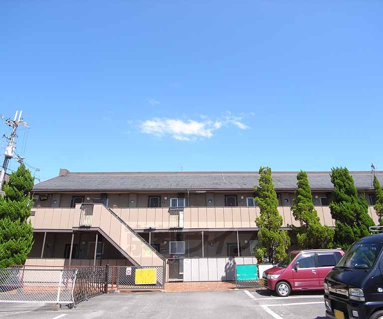 建物外観　緑の映える綺麗なハイツです。