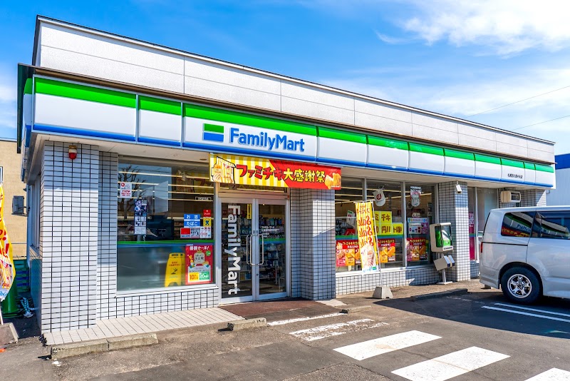 コンビニ　ファミリーマート札幌宮の森3条店（コンビニ）まで271m