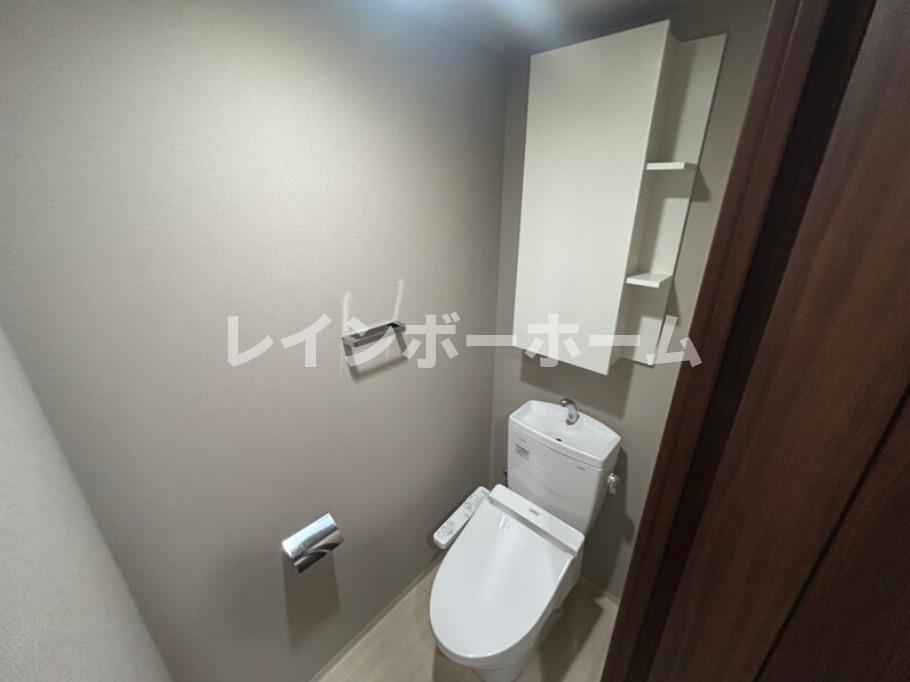 トイレ　落ち着いた色調のトイレです