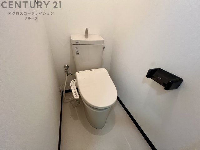 トイレ　温水洗浄便座付きのトイレです♪