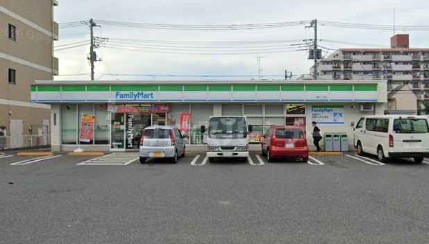 コンビニ　ファミリーマート三園二丁目店（コンビニ）まで810m
