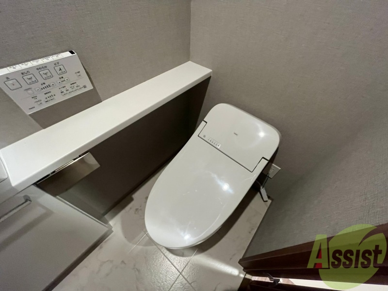 トイレ　トイレです。ユニットバスになってますのでコンパクト。