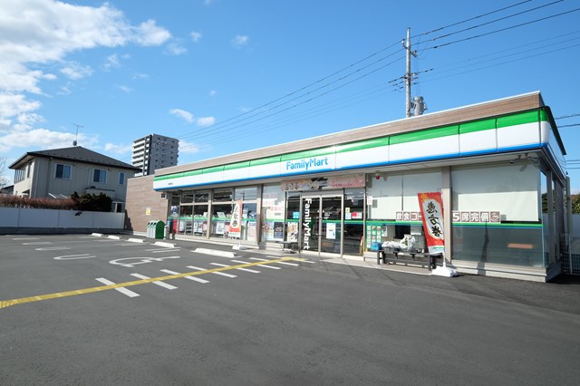 コンビニ　ファミリーマート（コンビニ）まで613m