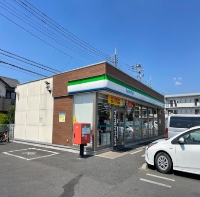 コンビニ　ファミリーマート（コンビニ）まで750m
