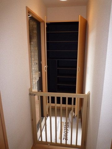 玄関　飛び出し防止扉付き