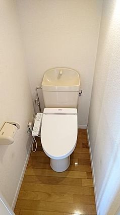 トイレ　同物件の別号室の写真です。現況を優先とします。