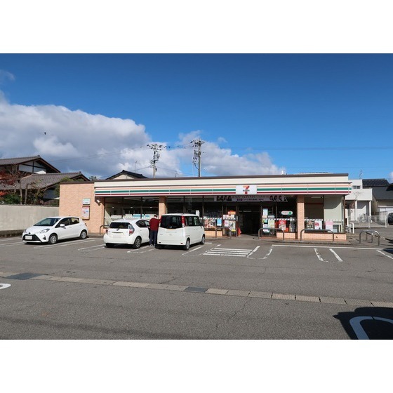 コンビニ　セブンイレブン金沢泉野出町１丁目（コンビニ）まで320m