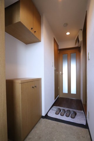 玄関　※別部屋のお写真で、現況優先と致します。