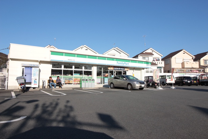 コンビニ　ファミリーマート（コンビニ）まで114m