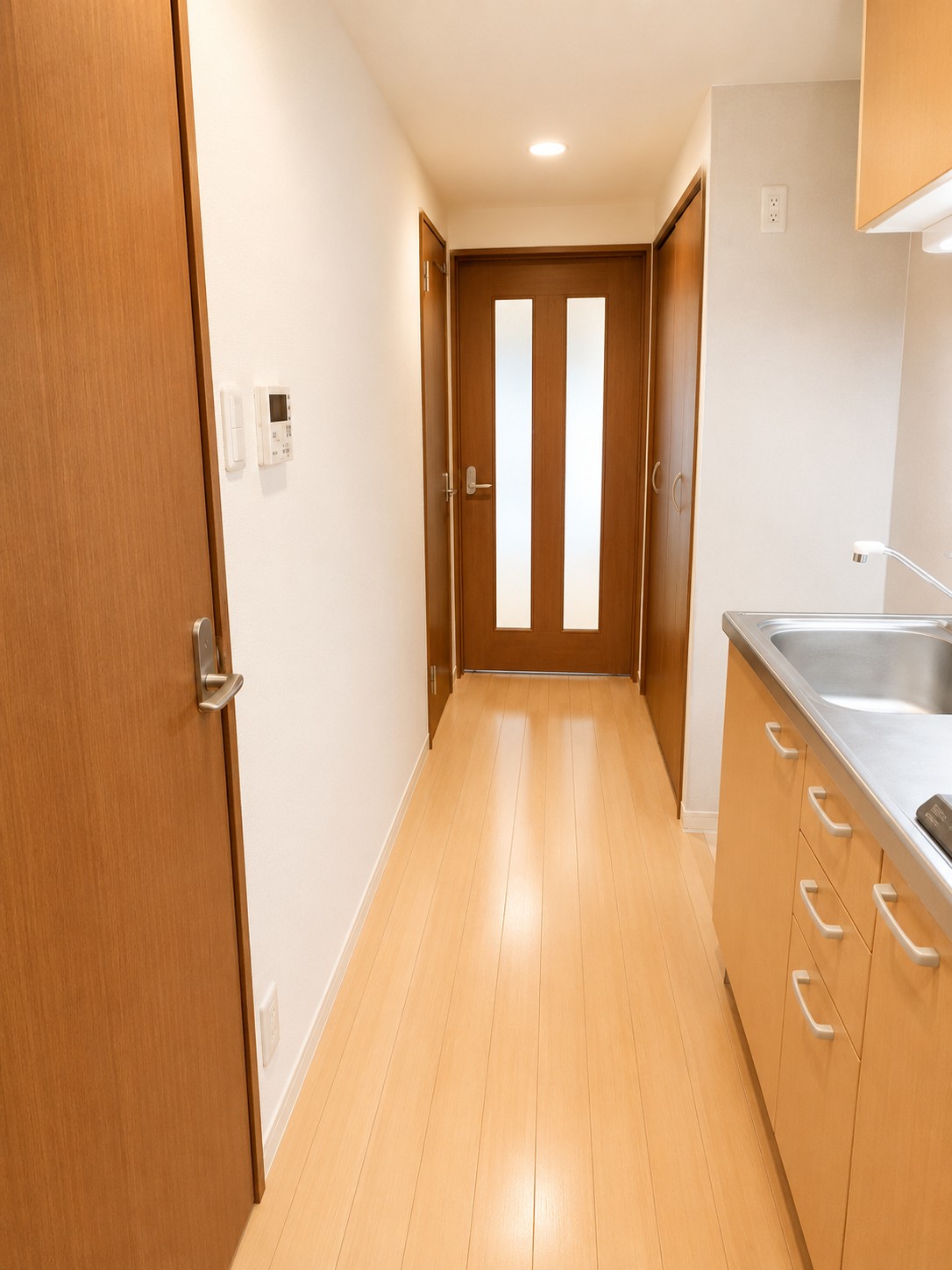 その他設備　玄関から続く明るい空間が印象的な住まいです