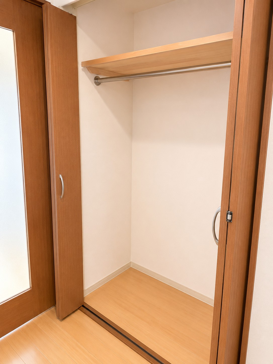 収納　ハンガーパイプ付きで洋服の収納にも便利です