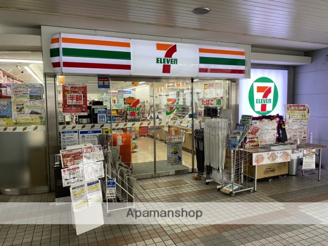 コンビニ　セブンイレブン（コンビニ）まで825m