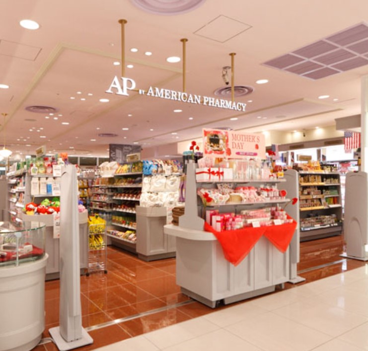 ドラックストア　AP　by　AMERICAN　PHARMACY　FOOD＆T（ドラッグストア）まで1007m