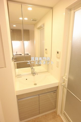 洗面設備　清潔感ある独立洗面台で毎日気持ちよく♪