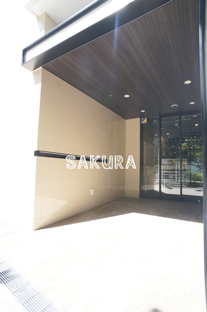 エントランス　重厚感のある建物デザイン♪