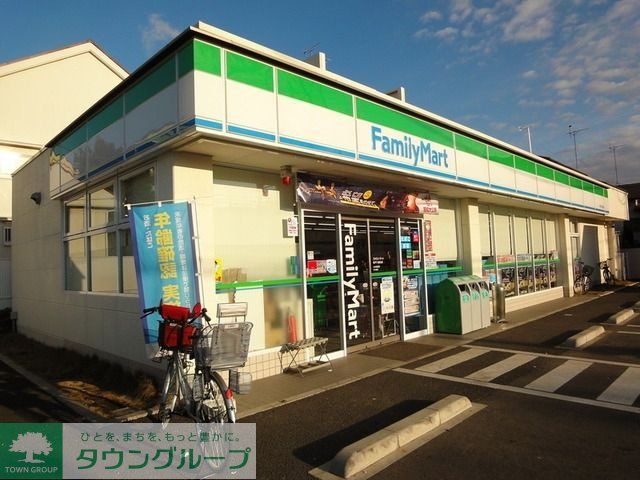 コンビニ　ファミリーマート（コンビニ）まで210m