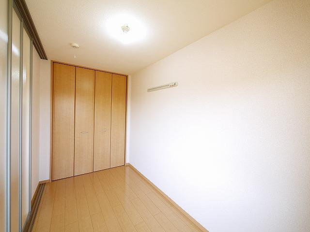 その他部屋・スペース　落ち着いた色調の寝室です